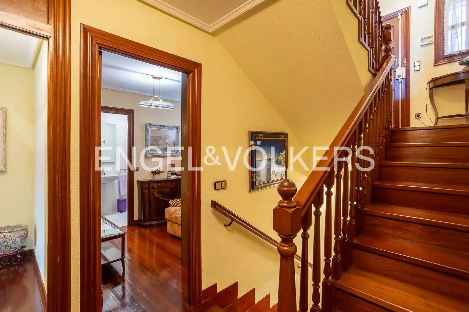 Einfamilien-Reihenhaus zum Verkauf in Santander mit Heizung, Privatgarten und Terrasse