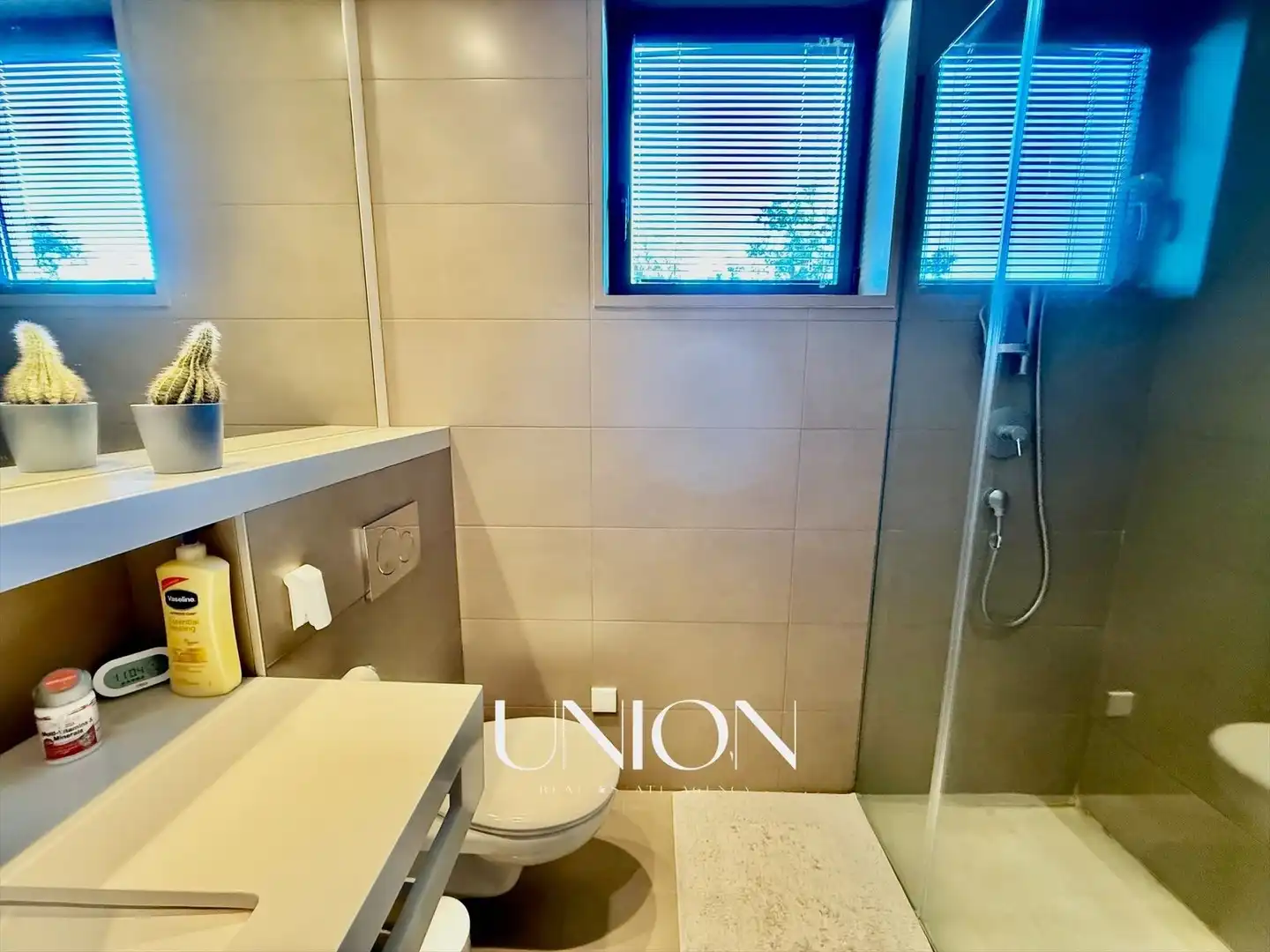 Badezimmer von Dachboden zum Verkauf in Caldes de Malavella mit Klimaanlage, Heizung und Terrasse