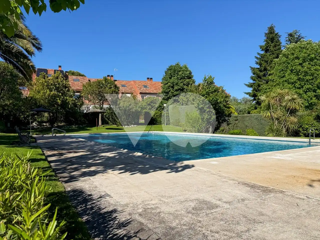 Piscina de Casa adosada en venda en Majadahonda amb Aire condicionat, Calefacció i Jardí privat