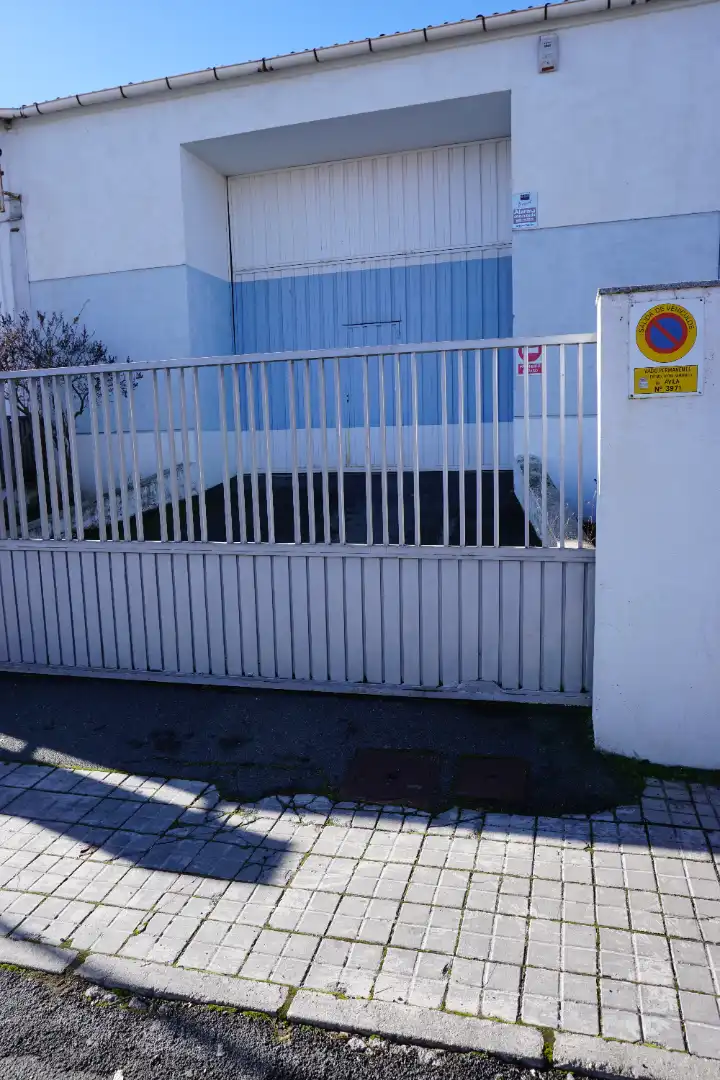 Vista exterior de Nau industrial en venda en Ávila amb Alarma