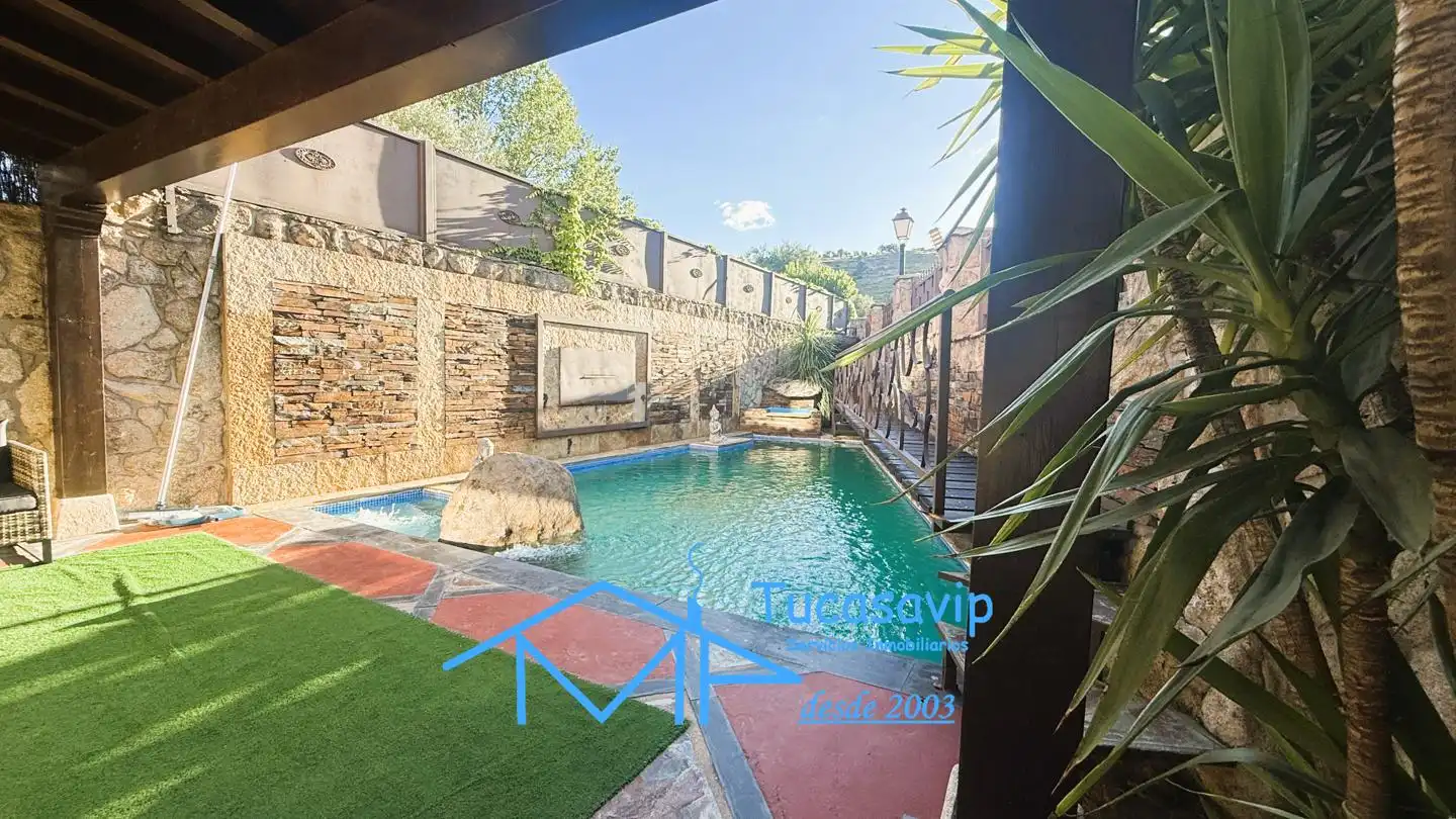 Piscina de Casa o xalet en venda en Cebreros amb Calefacció, Jardí privat i Terrassa