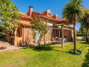 Villa con piscina in vendita a Calle BILBAO