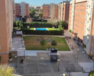 Vista exterior de Pis de lloguer en  Sevilla Capital amb Aire condicionat, Jardí privat i Parquet