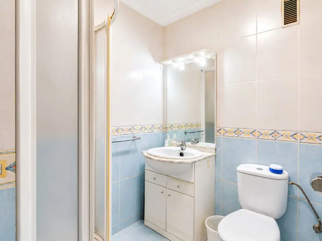 Baño de Piso en venta en Fuengirola con Aire acondicionado, Terraza y Amueblado