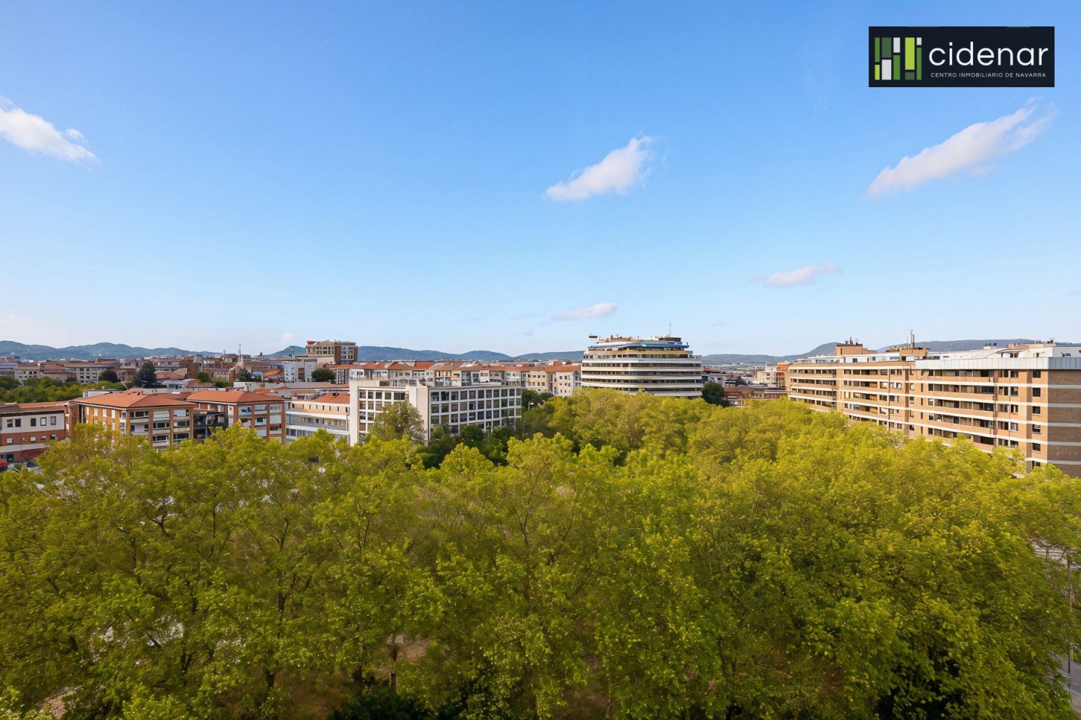 Vista exterior de Pis en venda en  Pamplona / Iruña amb Calefacció, Jardí privat i Parquet