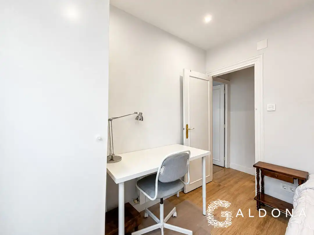 Schlafzimmer von Wohnung zur Miete in Donostia - San Sebastián  mit Heizung, Ofen und Waschmaschine