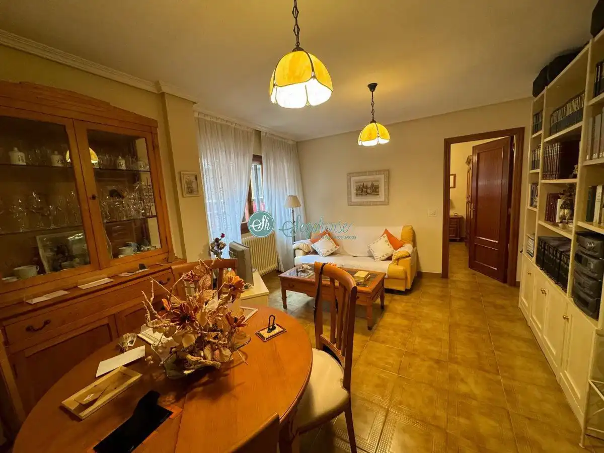 Sala de estar de Piso en venta en Segovia con Calefacción, Terraza y Trastero