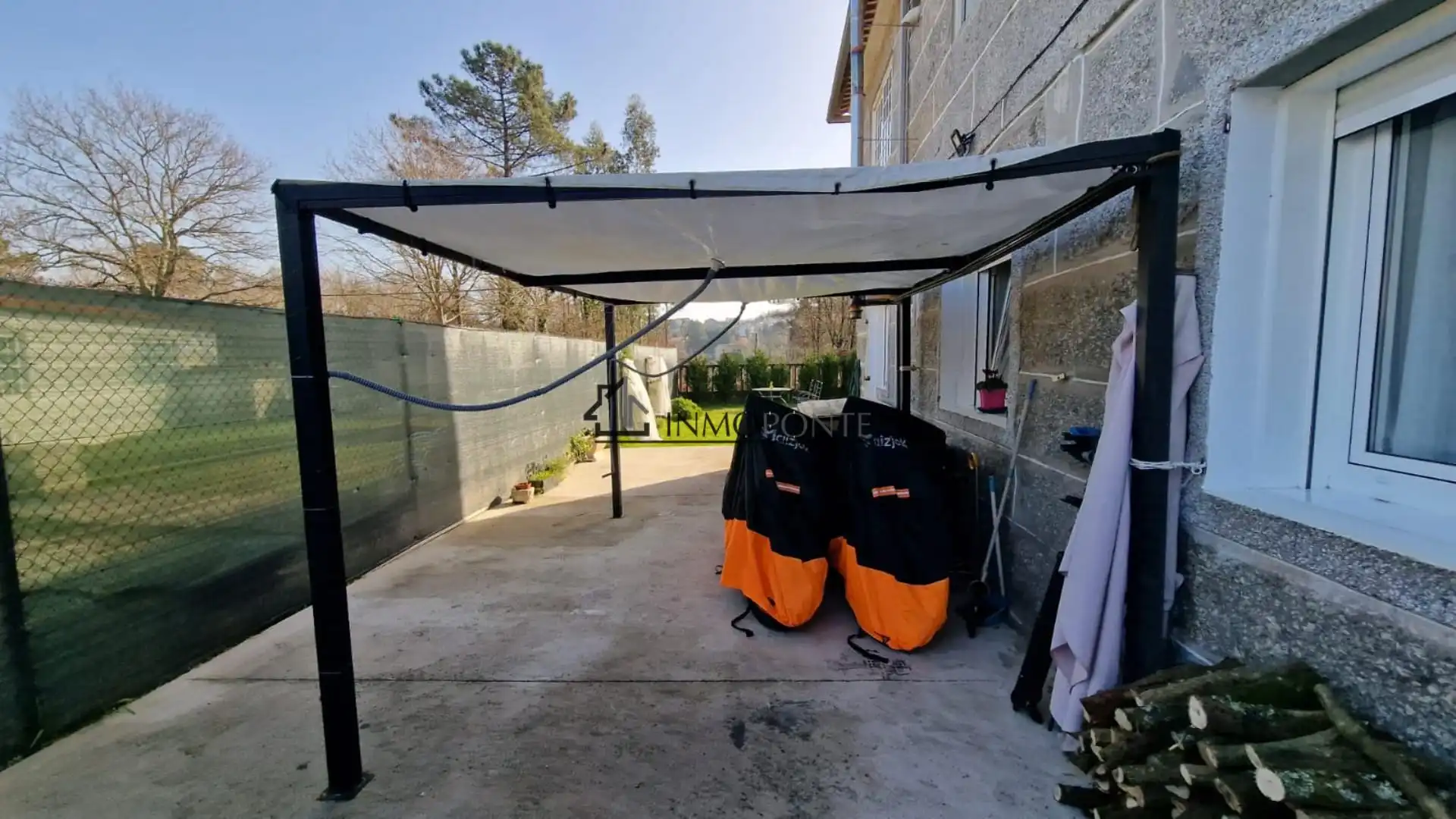 Terrassa de Casa o xalet en venda en Pontevedra Capital  amb Jardí privat
