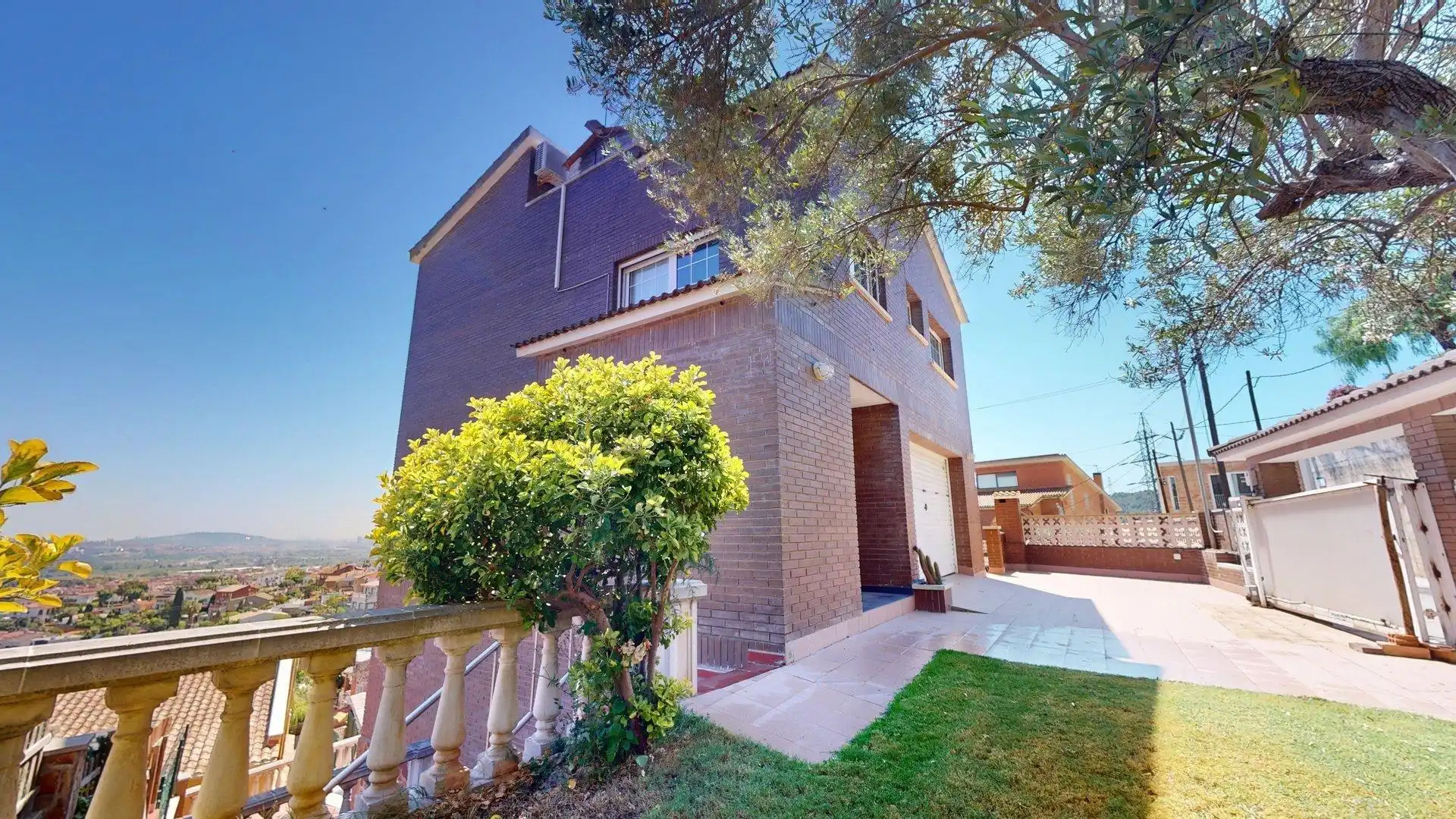 Vista exterior de Casa o xalet en venda en Sant Boi de Llobregat amb Aire condicionat, Calefacció i Jardí privat