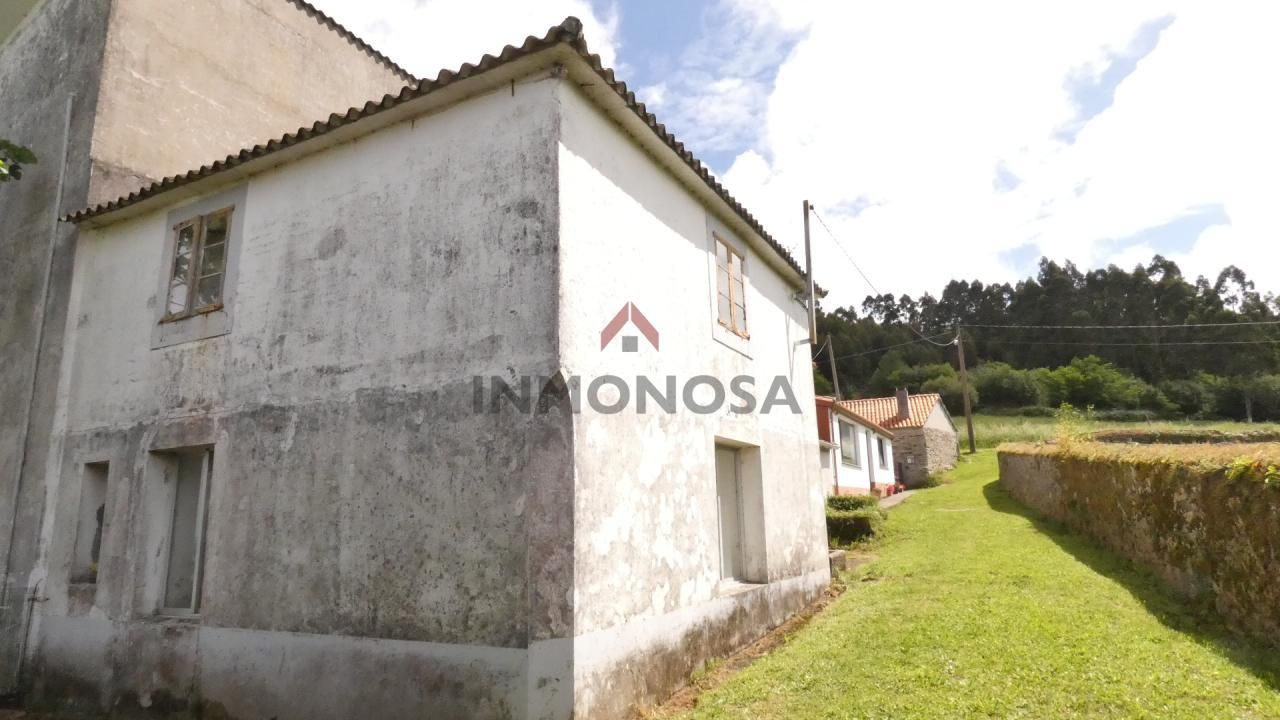 Vista exterior de Casa adosada en venda en Valdoviño amb Jardí privat