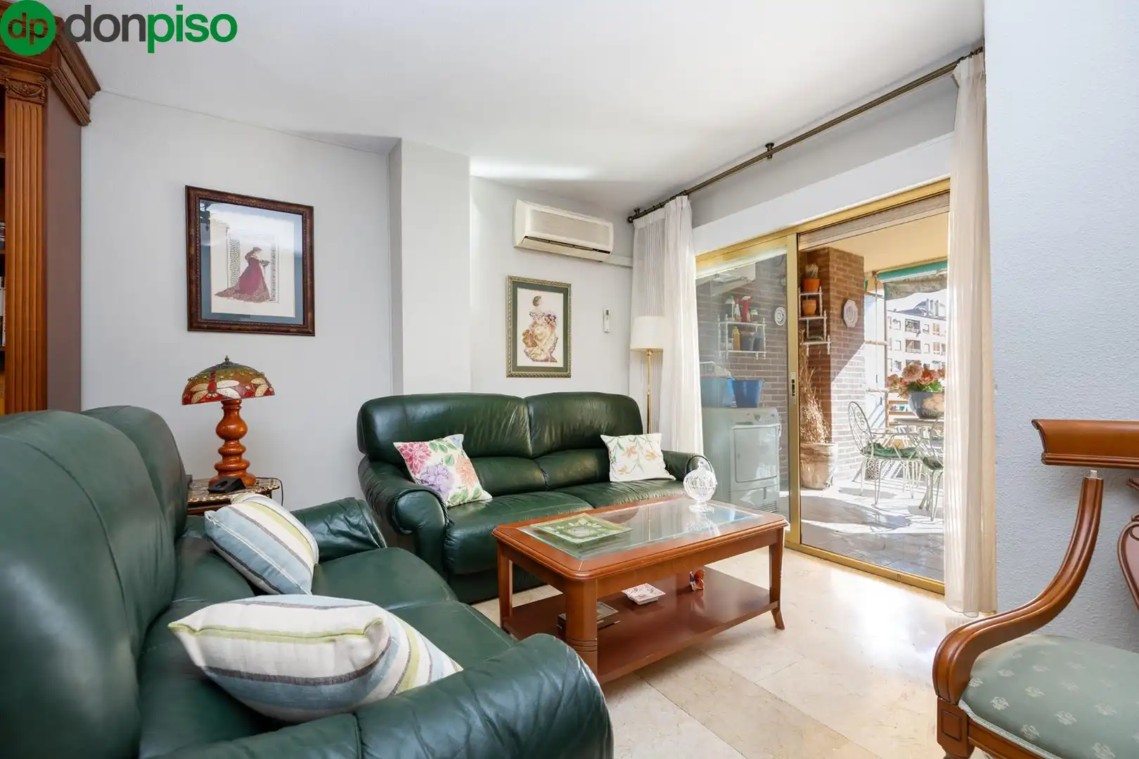 Living room of Flat for sale in Granada  with Air Conditioner, Heating and Terrace
