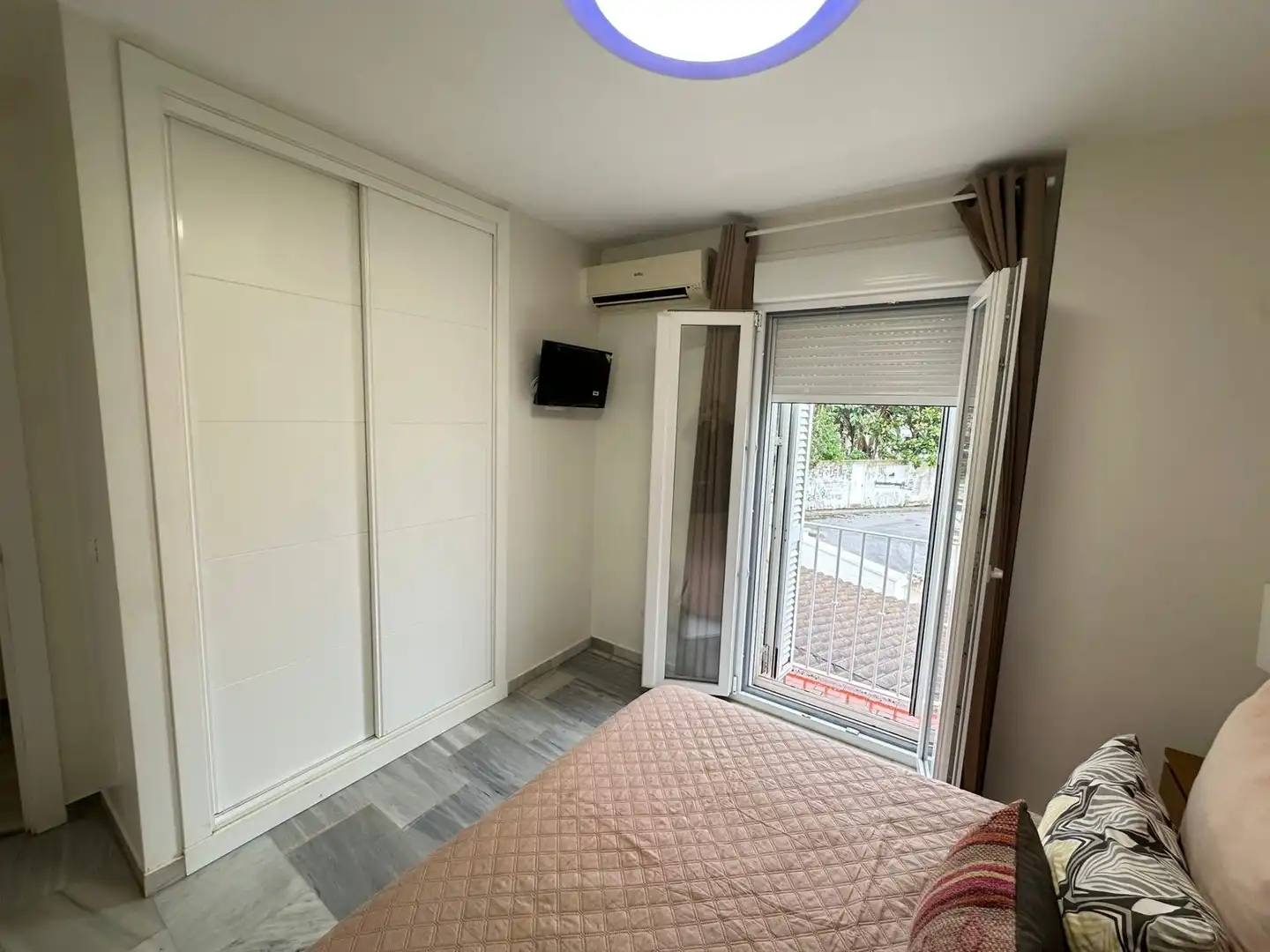 Schlafzimmer von Einfamilien-Reihenhaus zum Verkauf in Los Barrios mit Klimaanlage, Heizung und Privatgarten