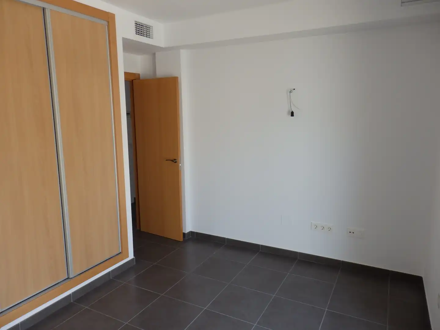 Schlafzimmer von Einfamilien-Reihenhaus zum Verkauf in Mont-roig del Camp mit Klimaanlage, Privatgarten und Terrasse