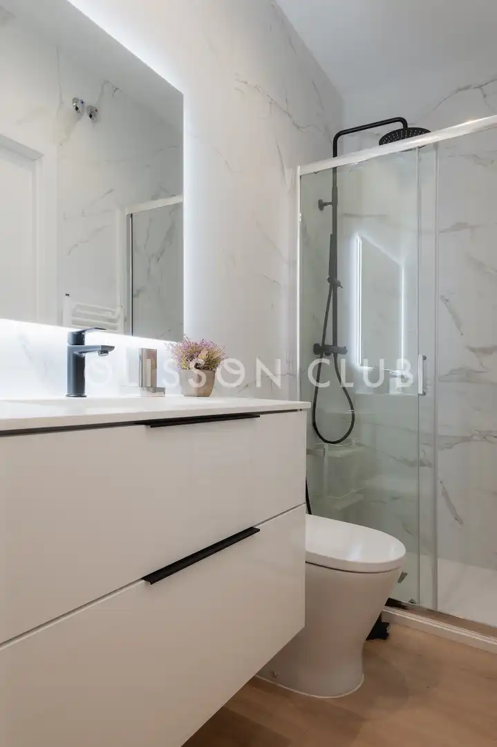 Bathroom of Flat for sale in Madrid  with Air Conditioner, Heating and Storage room