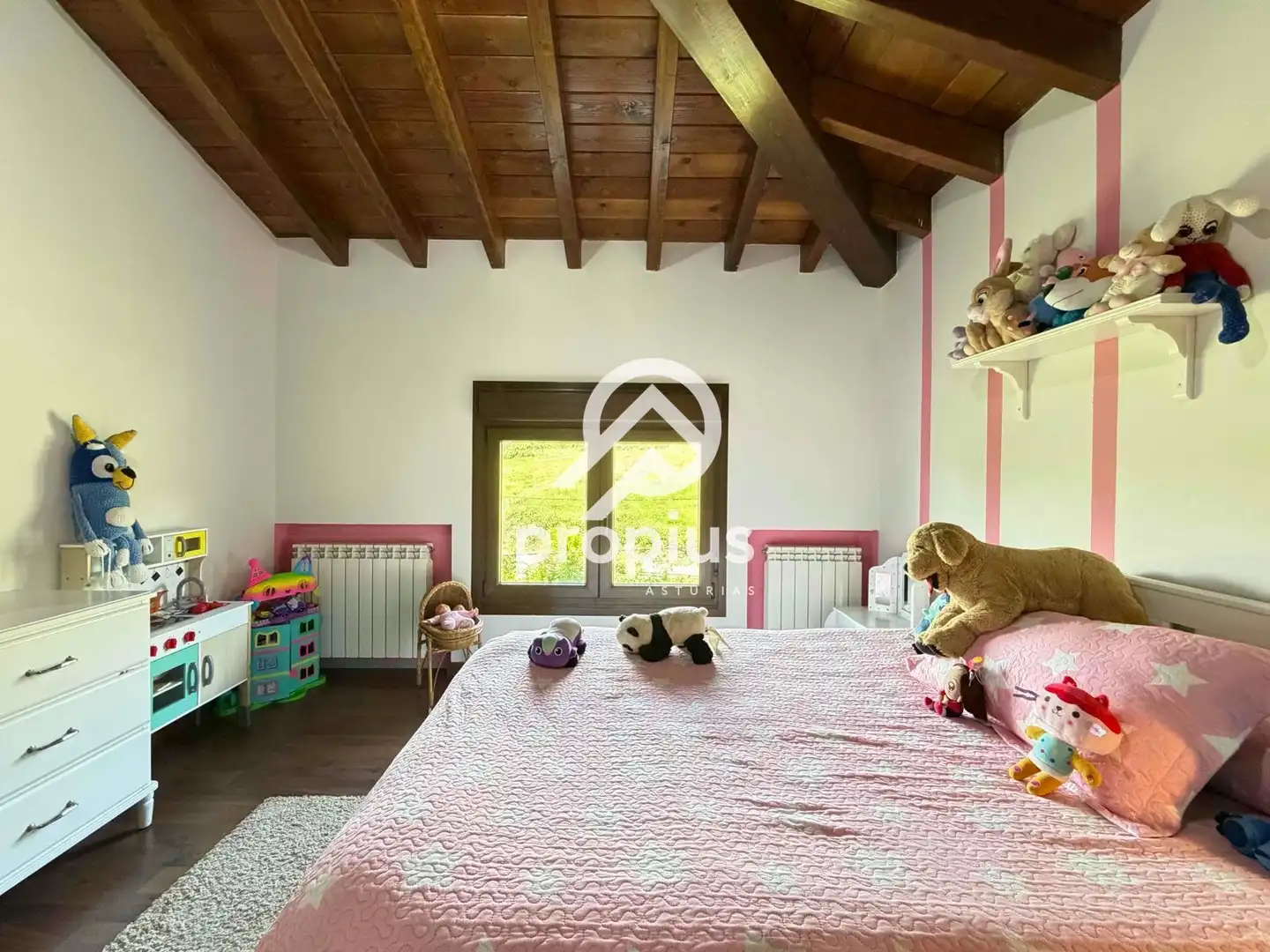 Sala d'estar de Casa o xalet en venda en Sariego amb Calefacció, Parquet i Traster
