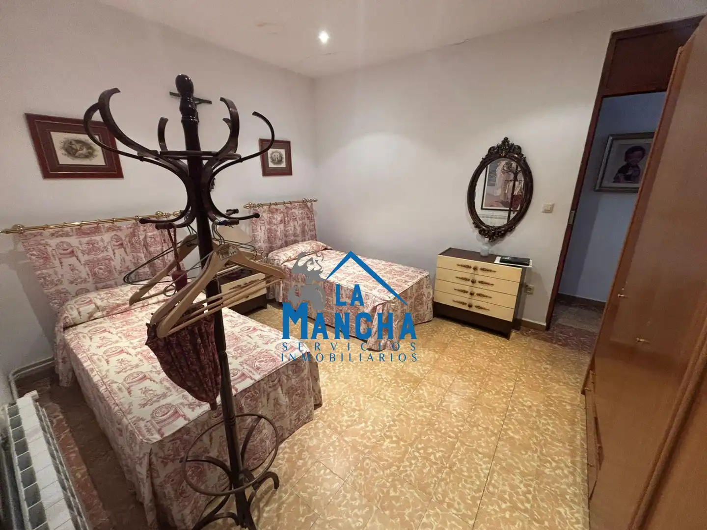 Habitación de Casa o chalet en venta en Hoya-Gonzalo con Calefacción, Jardín privado y Amueblado