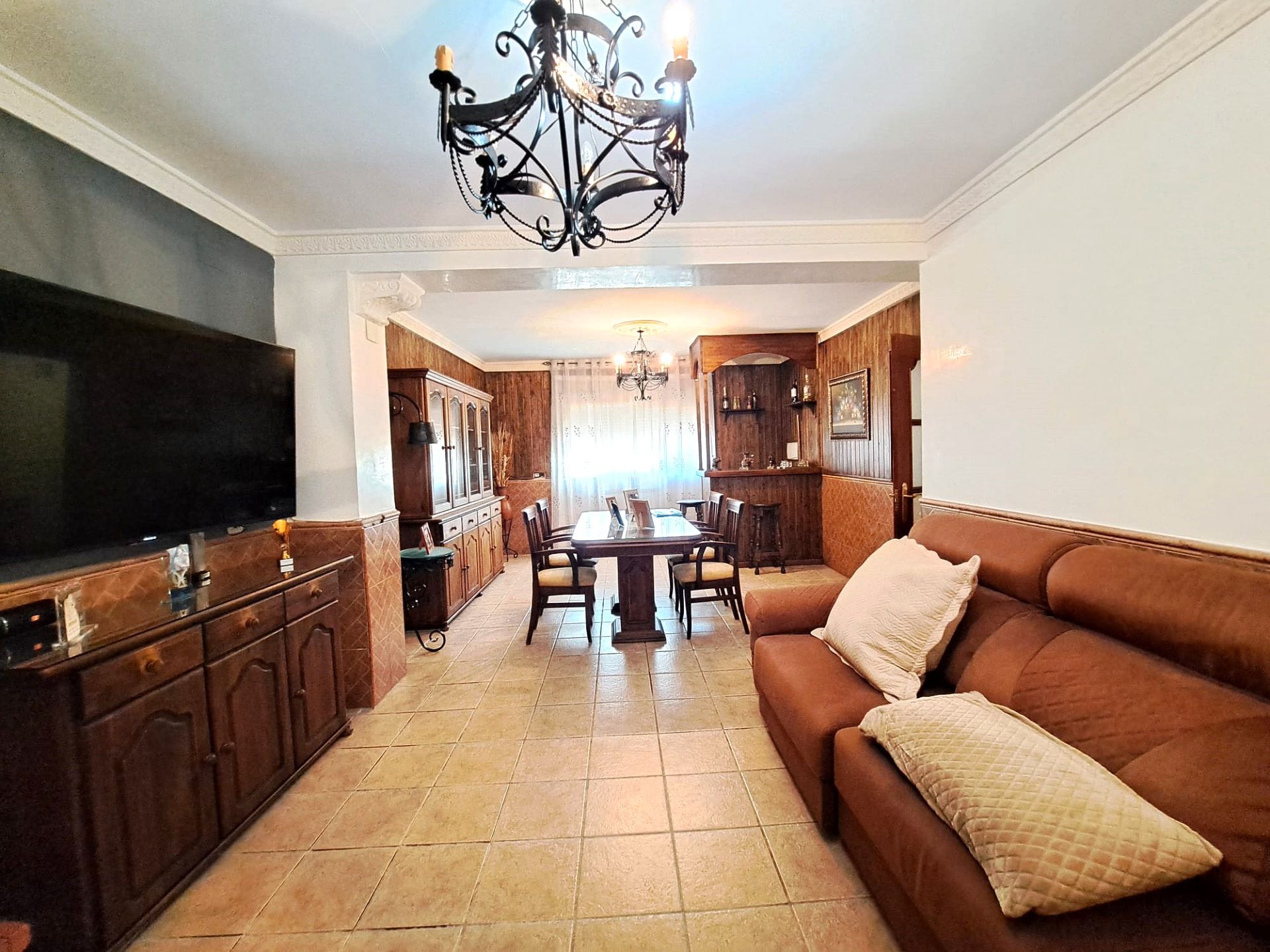 Sala d'estar de Casa adosada en venda en Fuente Vaqueros amb Terrassa i Moblat