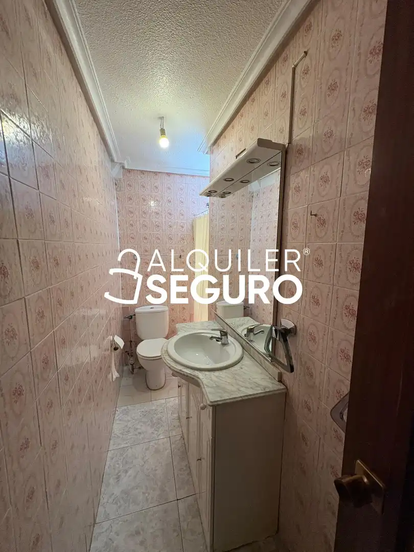 Bathroom of Flat for rent in Madrid  with Furnished