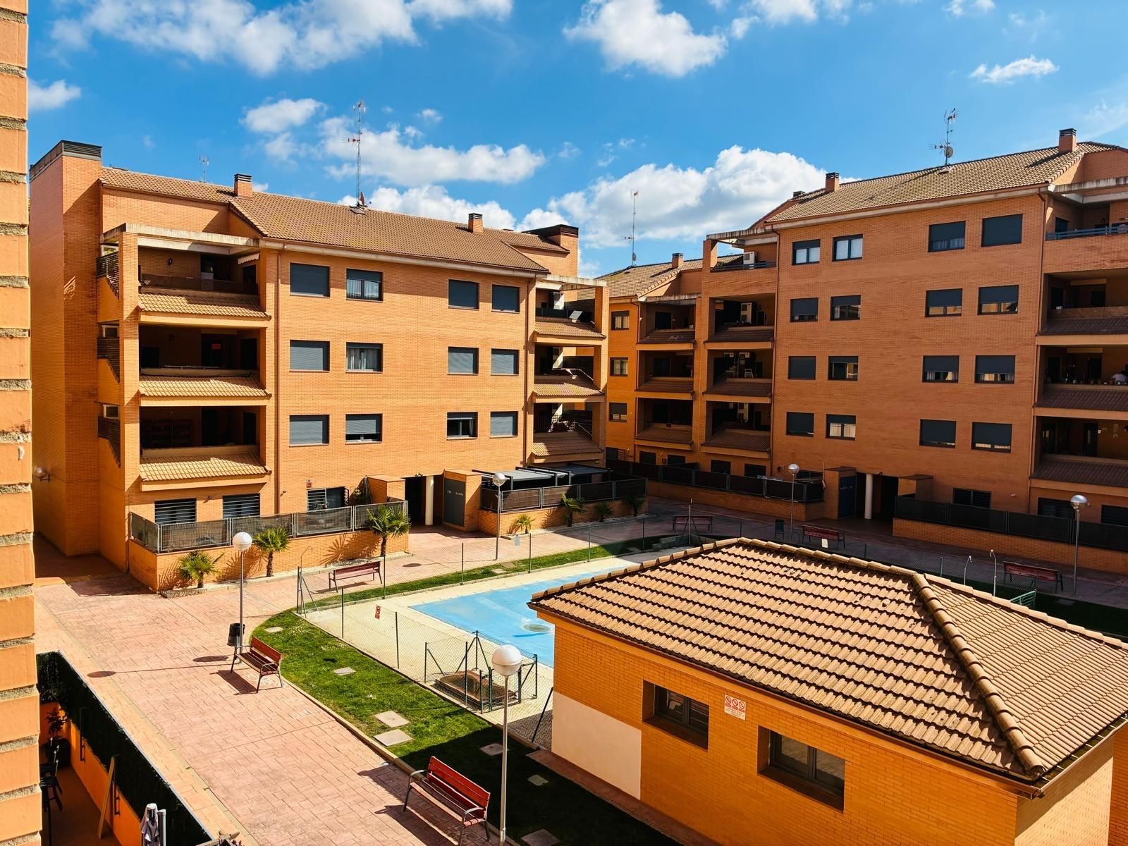 Vista exterior de Piso en venta en Yebes con Terraza, Trastero y Piscina comunitaria