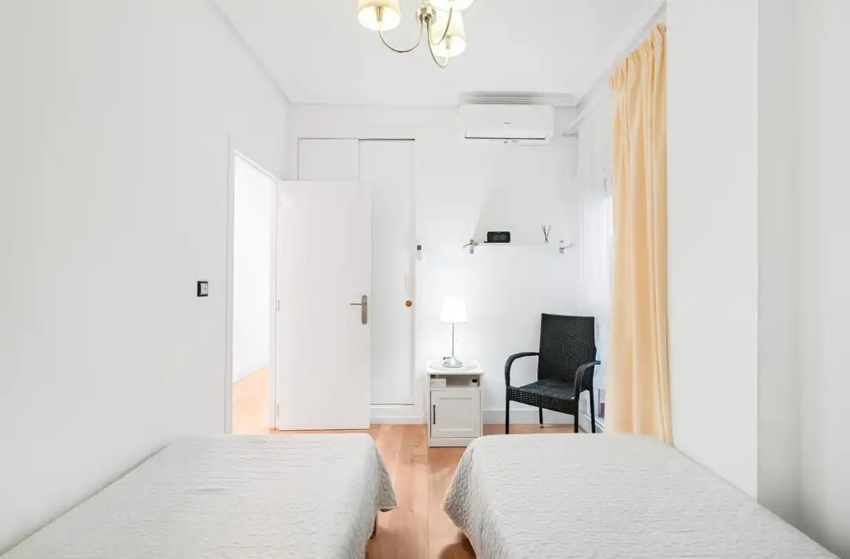 Schlafzimmer von Wohnungen zur Miete in Torrevieja mit Klimaanlage, Heizung und Privatgarten