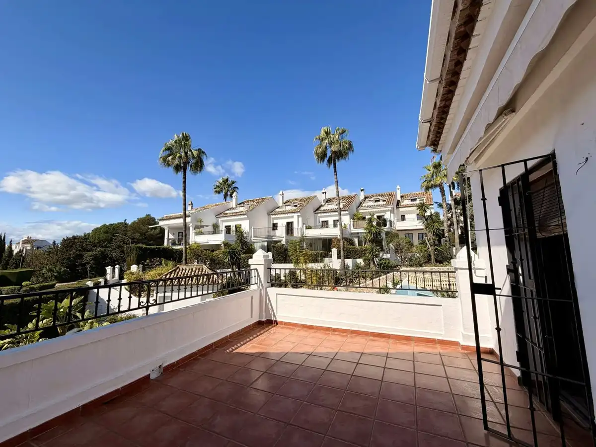 Vista exterior de Casa adosada en venta en Marbella con Aire acondicionado, Terraza y Alarma