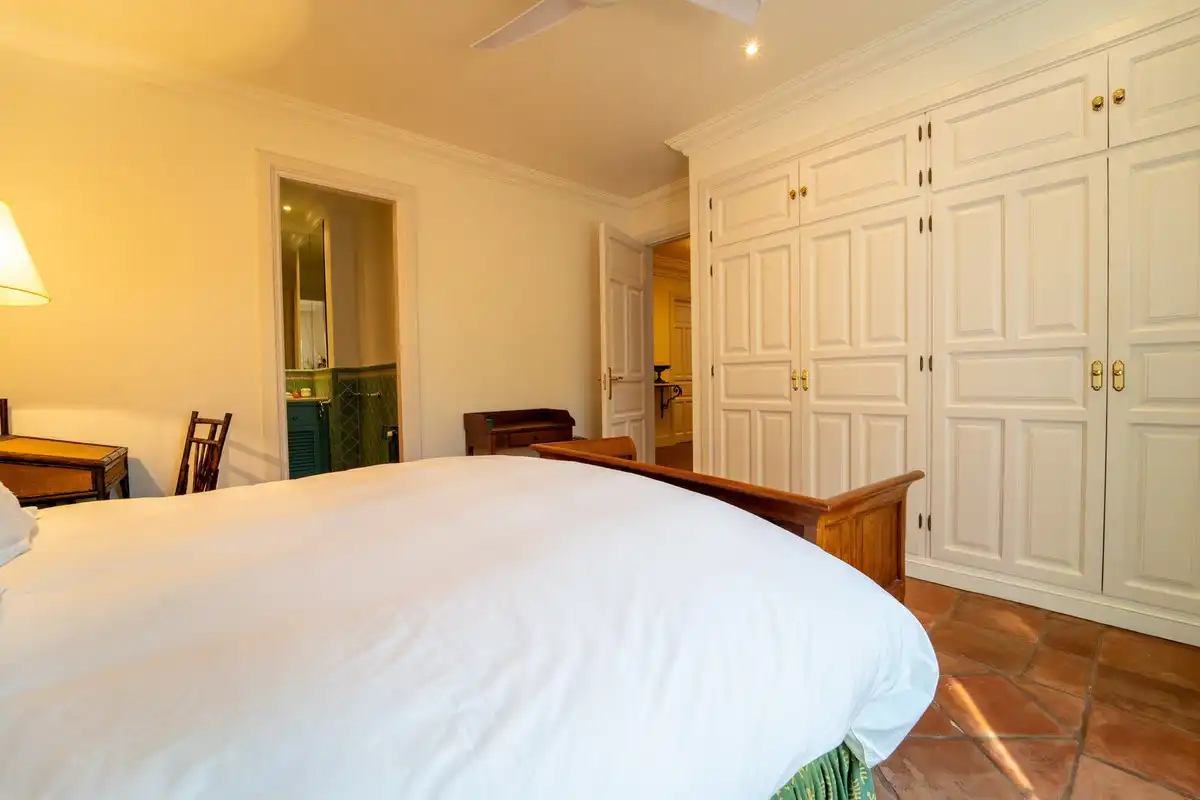 Habitación de Apartamento de alquiler en Benahavís con Aire acondicionado, Jardín privado y Terraza