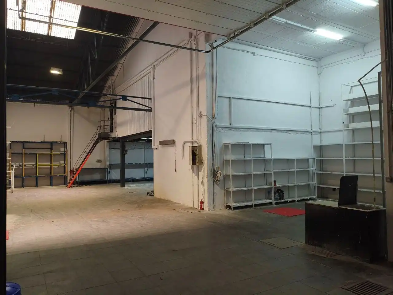 Nau industrial de lloguer en Peligros amb Calefacció i Alarma