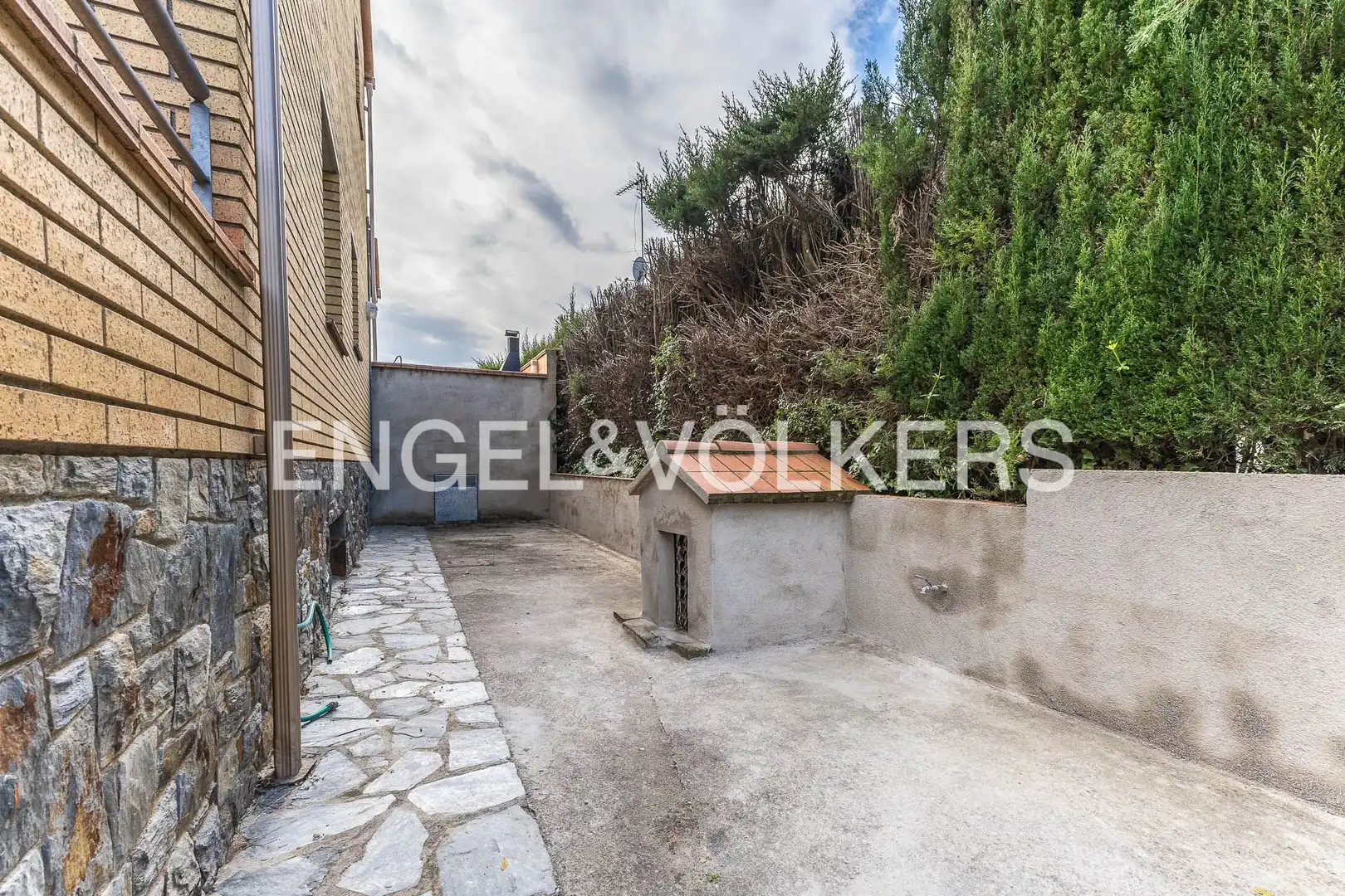 Vista exterior de Casa o xalet en venda en Castellar del Vallès amb Aire condicionat, Calefacció i Jardí privat