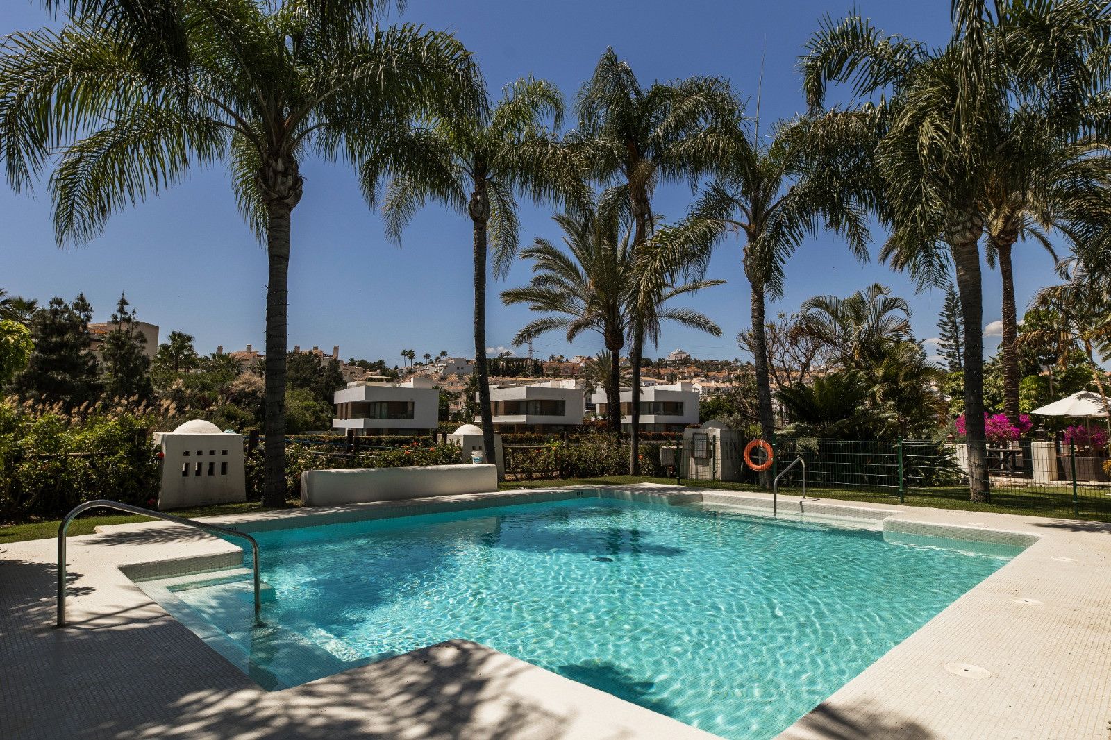 Piscina de Casa adosada de lloguer en Estepona amb Aire condicionat, Terrassa i Piscina