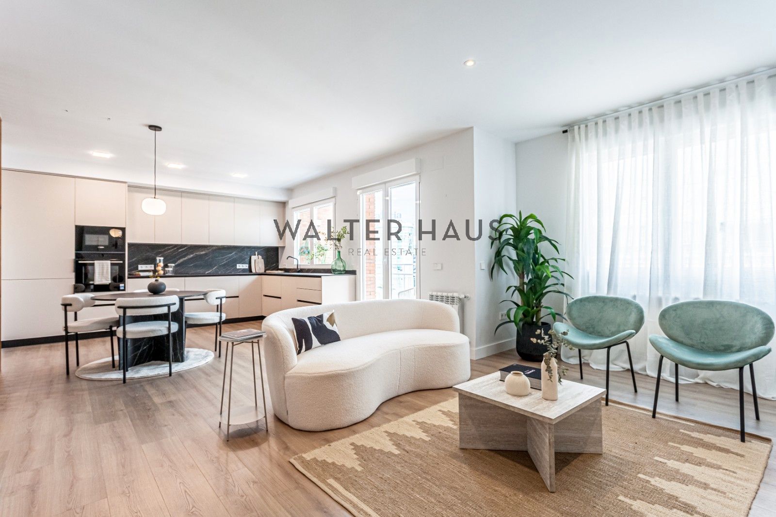 Living room of Flat for sale in  Madrid Capital  with Air Conditioner, Heating and Oven