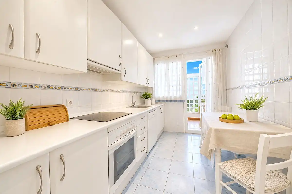 Cuina de Apartament en venda en Motril amb Aire condicionat, Calefacció i Jardí privat