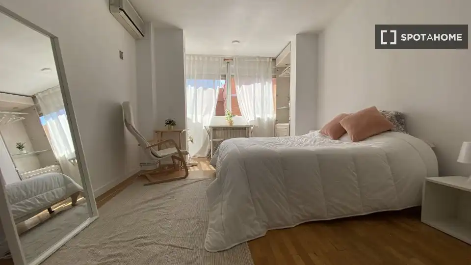 Habitación de Piso de alquiler en Madrid con Aire acondicionado, Calefacción y Amueblado