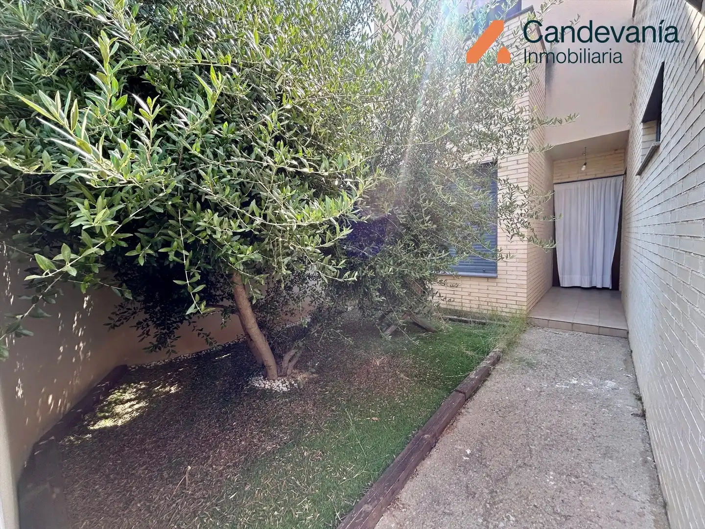 Aparcament de Casa adosada en venda en San Mateo de Gállego amb Aire condicionat, Calefacció i Jardí privat