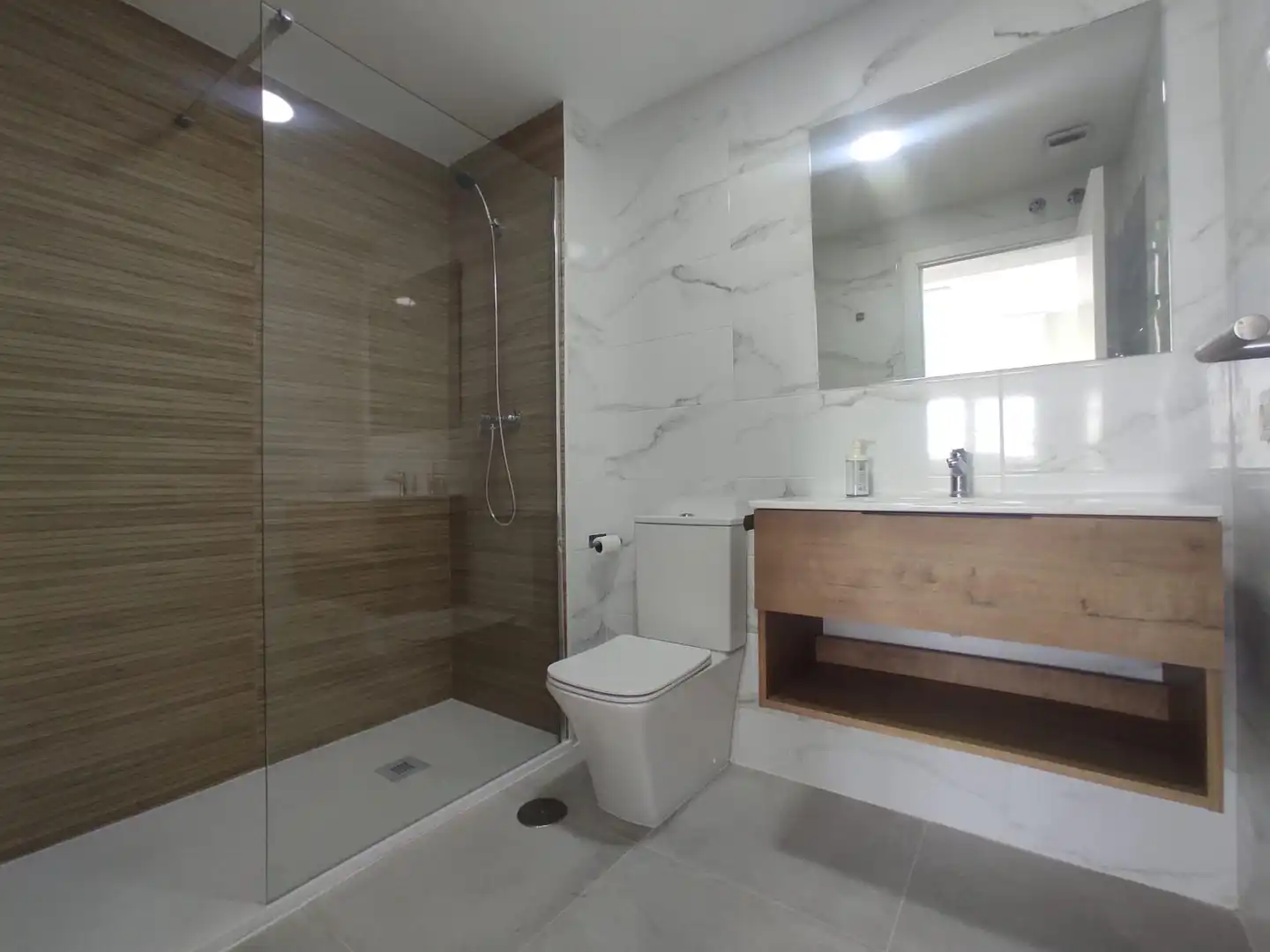 Badezimmer von Wohnung zur Miete in Dos Hermanas mit Klimaanlage, Heizung und Terrasse