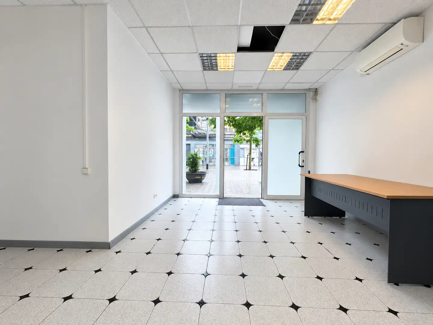 Local comercial en alquiler en Gran Via de Carles III, imagen 2