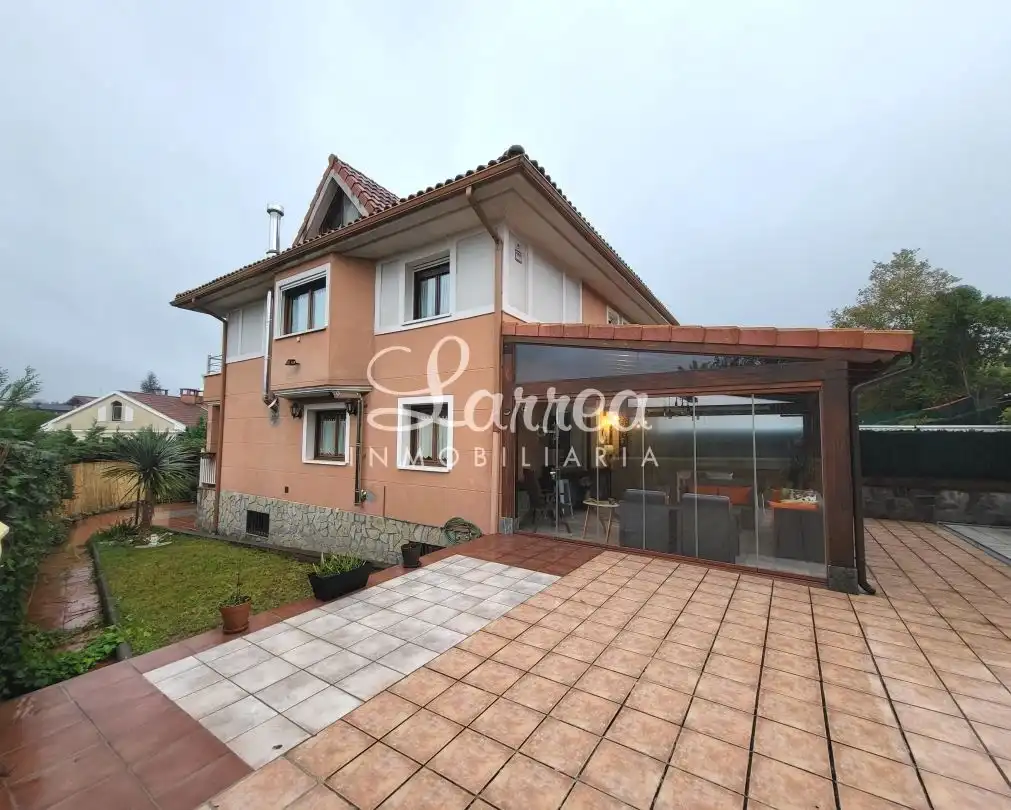 Vista exterior de Casa o xalet en venda en Amorebieta-Etxano amb Calefacció, Jardí privat i Terrassa