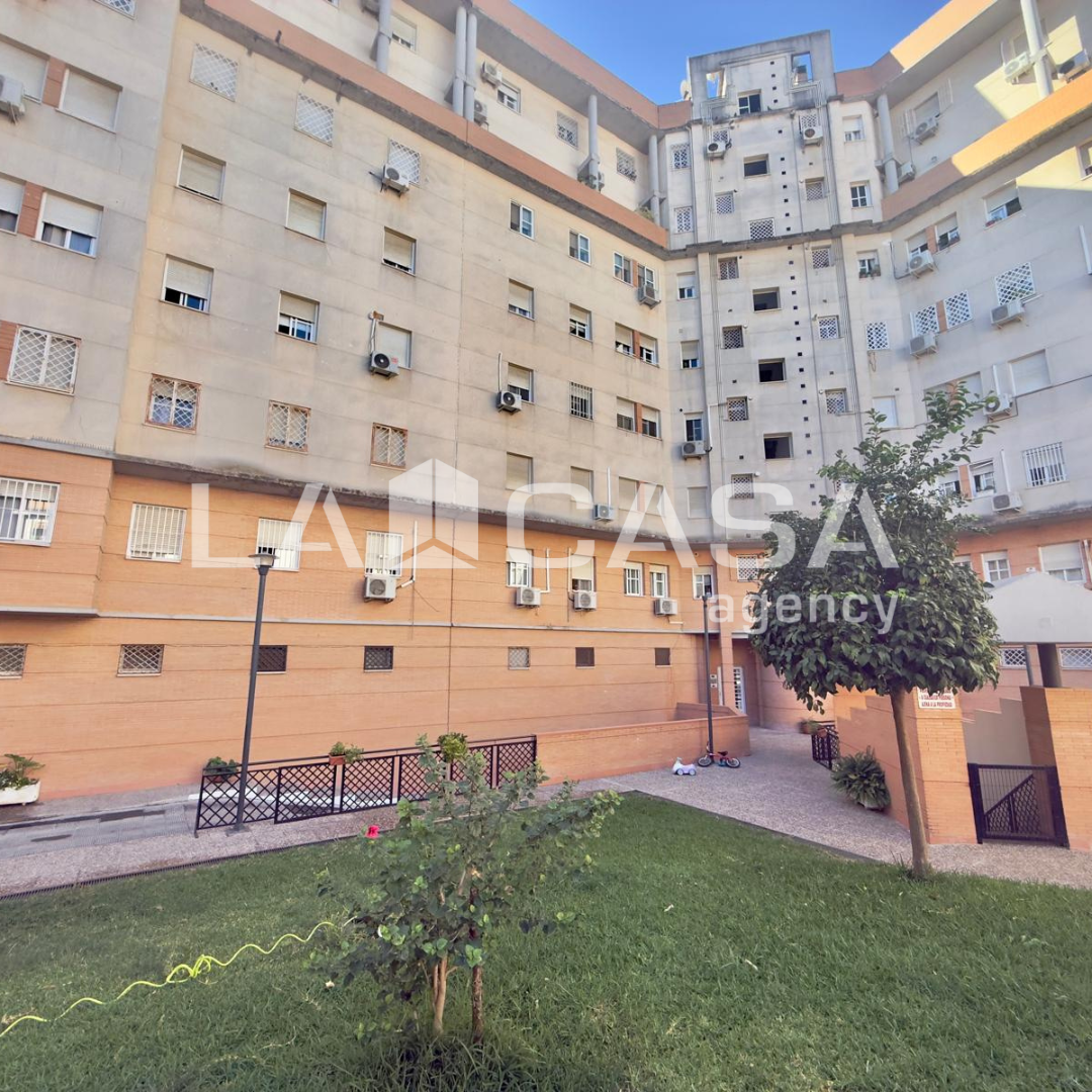 Vista exterior de Planta baixa en venda en  Sevilla Capital