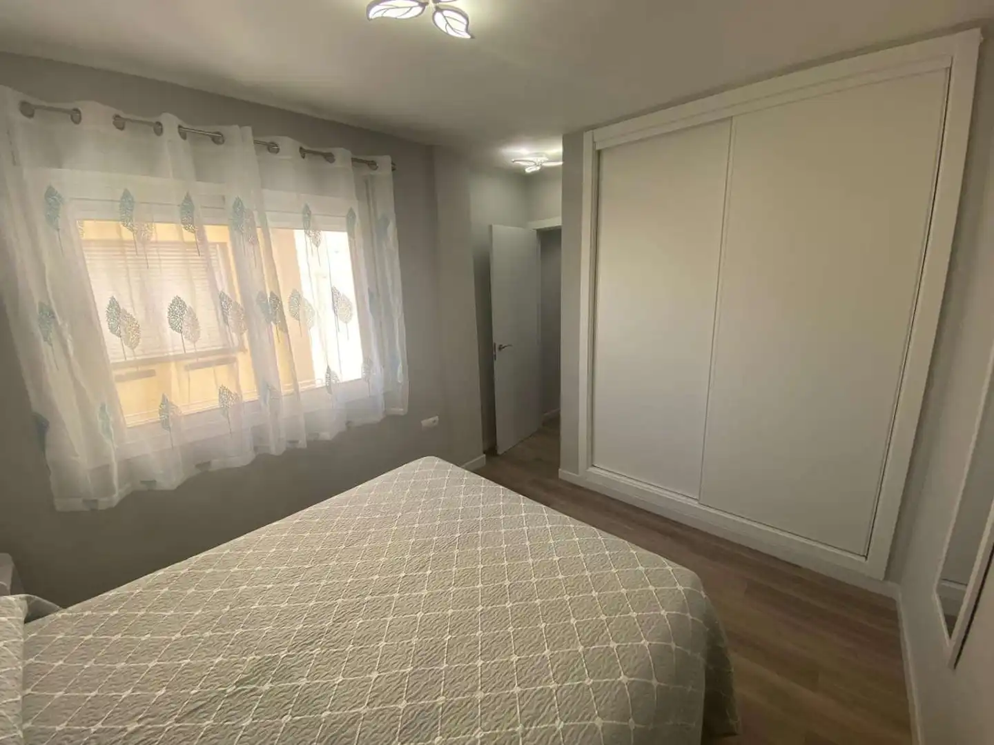 Dormitori de Pis de lloguer en Fuengirola amb Aire condicionat i Moblat