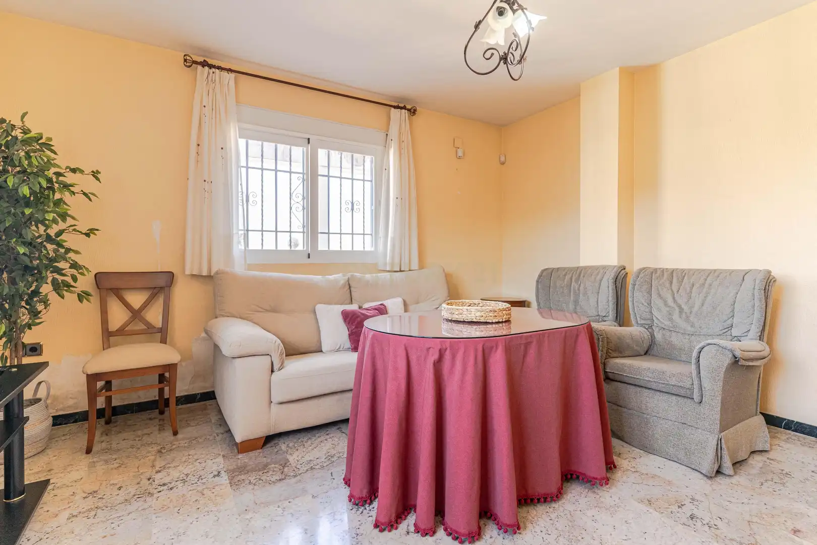 Sala d'estar de Casa o xalet en venda en Alfacar amb Jardí privat i Piscina
