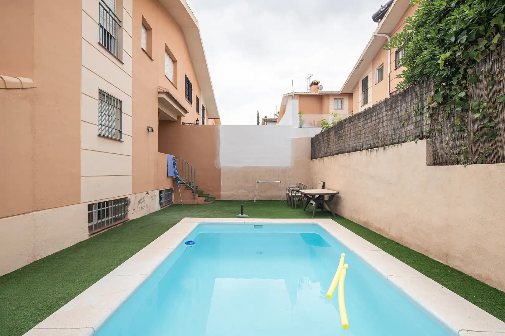 Piscina de Casa adosada en venda en Huétor Vega amb Aire condicionat, Jardí privat i Terrassa