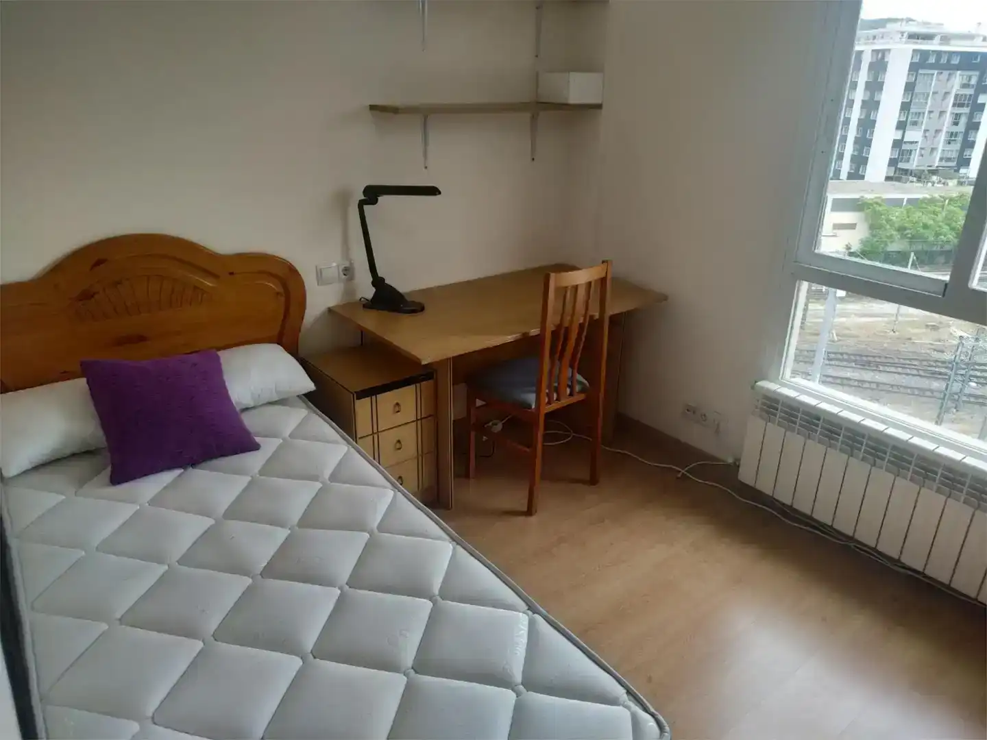 Dormitori de Apartament de lloguer en Ourense Capital  amb Parquet, Rentadora i Microones