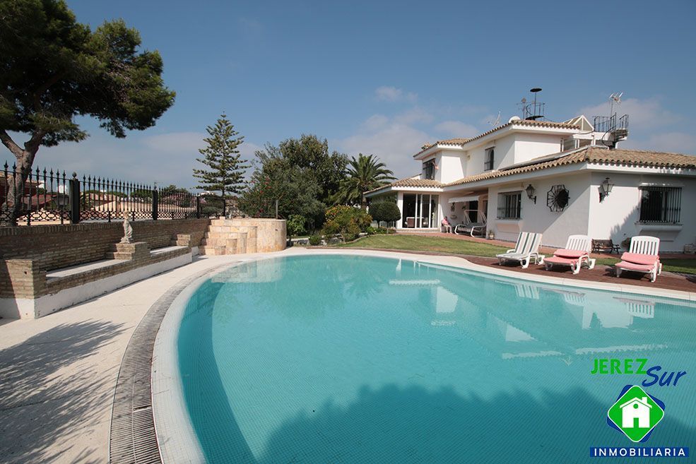 Swimming pool of House or chalet for sale in El Puerto de Santa María  with Air Conditioner, Heating and Private garden