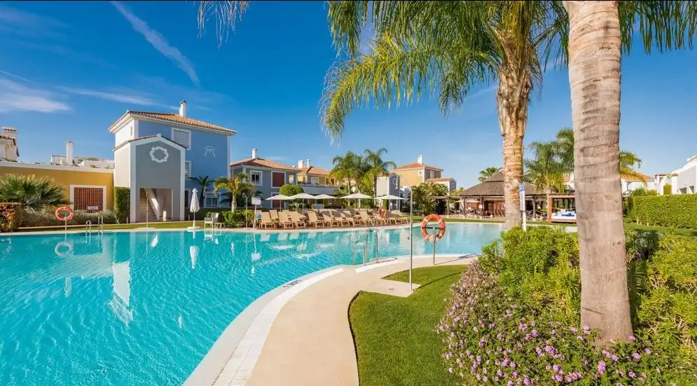 Piscina de Planta baixa en venda en Estepona amb Aire condicionat, Jardí privat i Terrassa