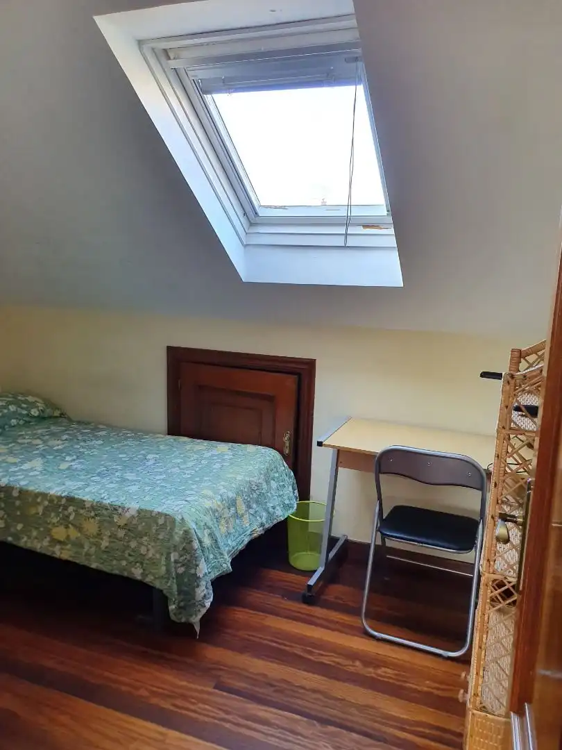 Habitación de Dúplex de alquiler en Santiago de Compostela  con Calefacción, Parquet y Amueblado