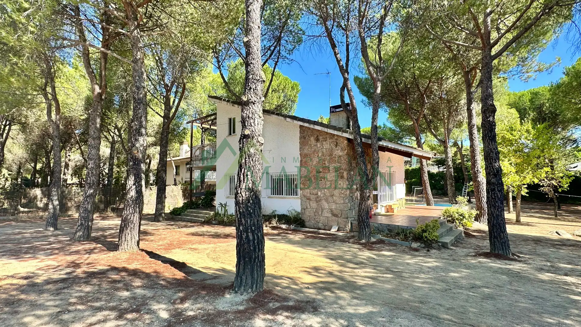 Vista exterior de Casa o xalet en venda en Torrelodones amb Calefacció, Jardí privat i Terrassa