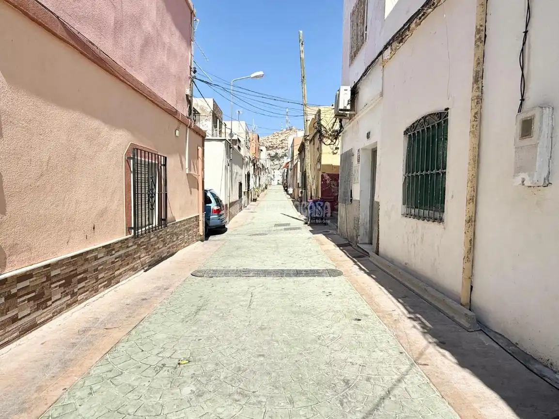 Vista exterior de Casa adosada en venda en Almería amb Terrassa i Balcó