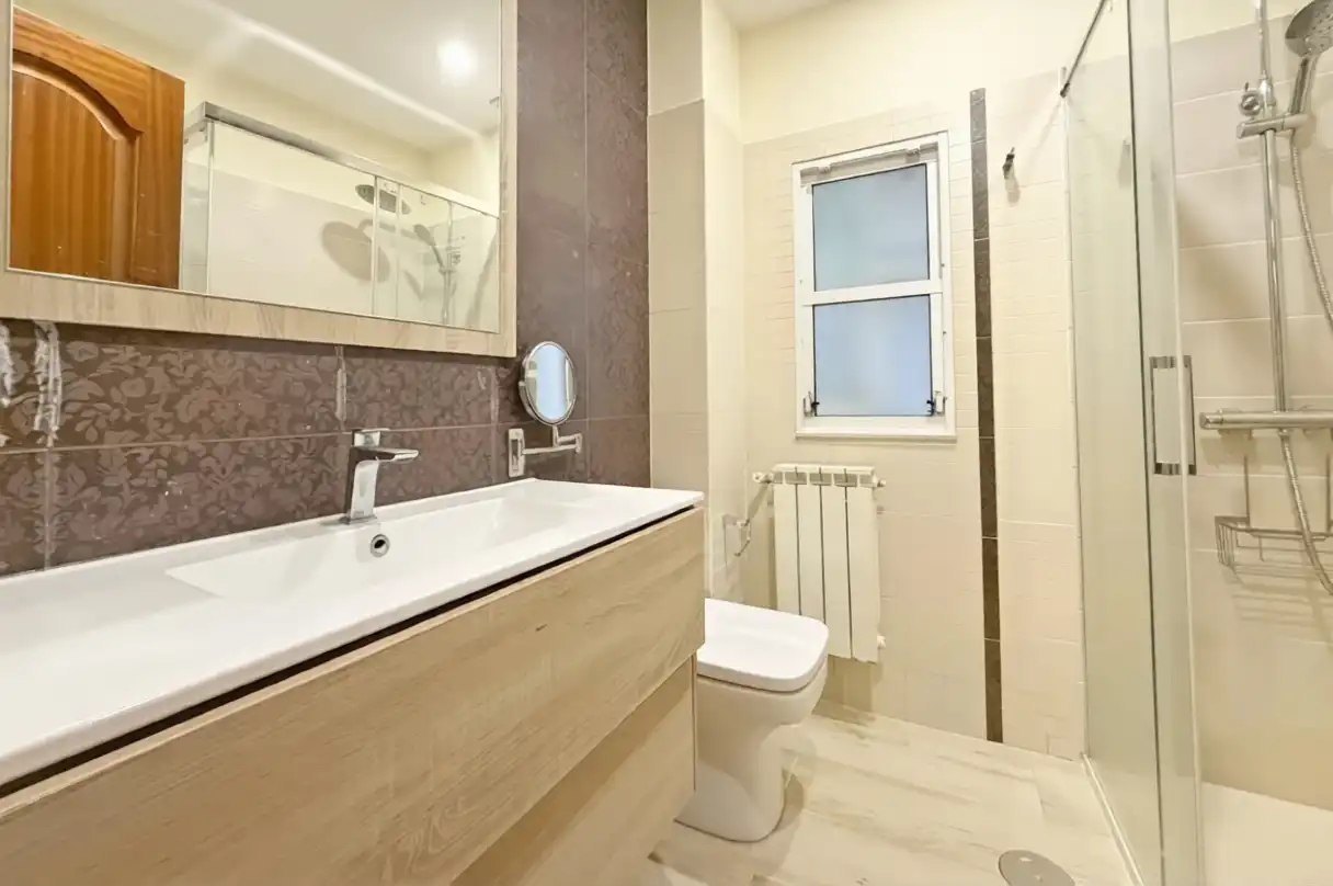 Baño de Piso de alquiler en A Coruña Capital  con Calefacción, Terraza y Amueblado