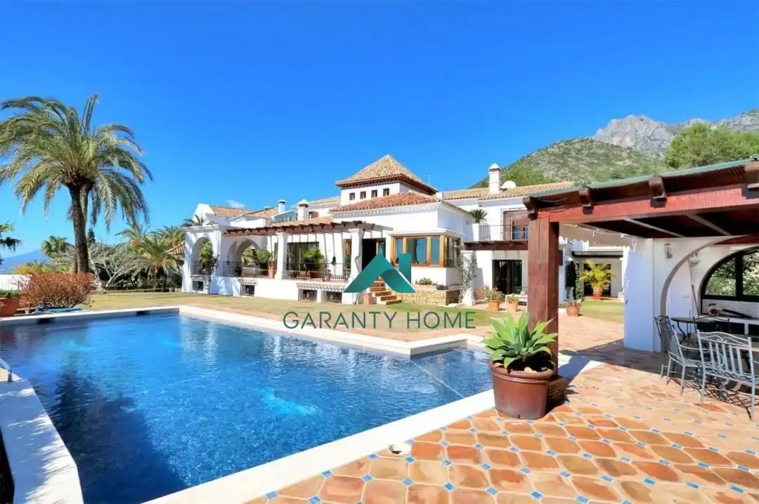 Vista exterior de Casa o xalet en venda en Marbella amb Aire condicionat, Calefacció i Jardí privat