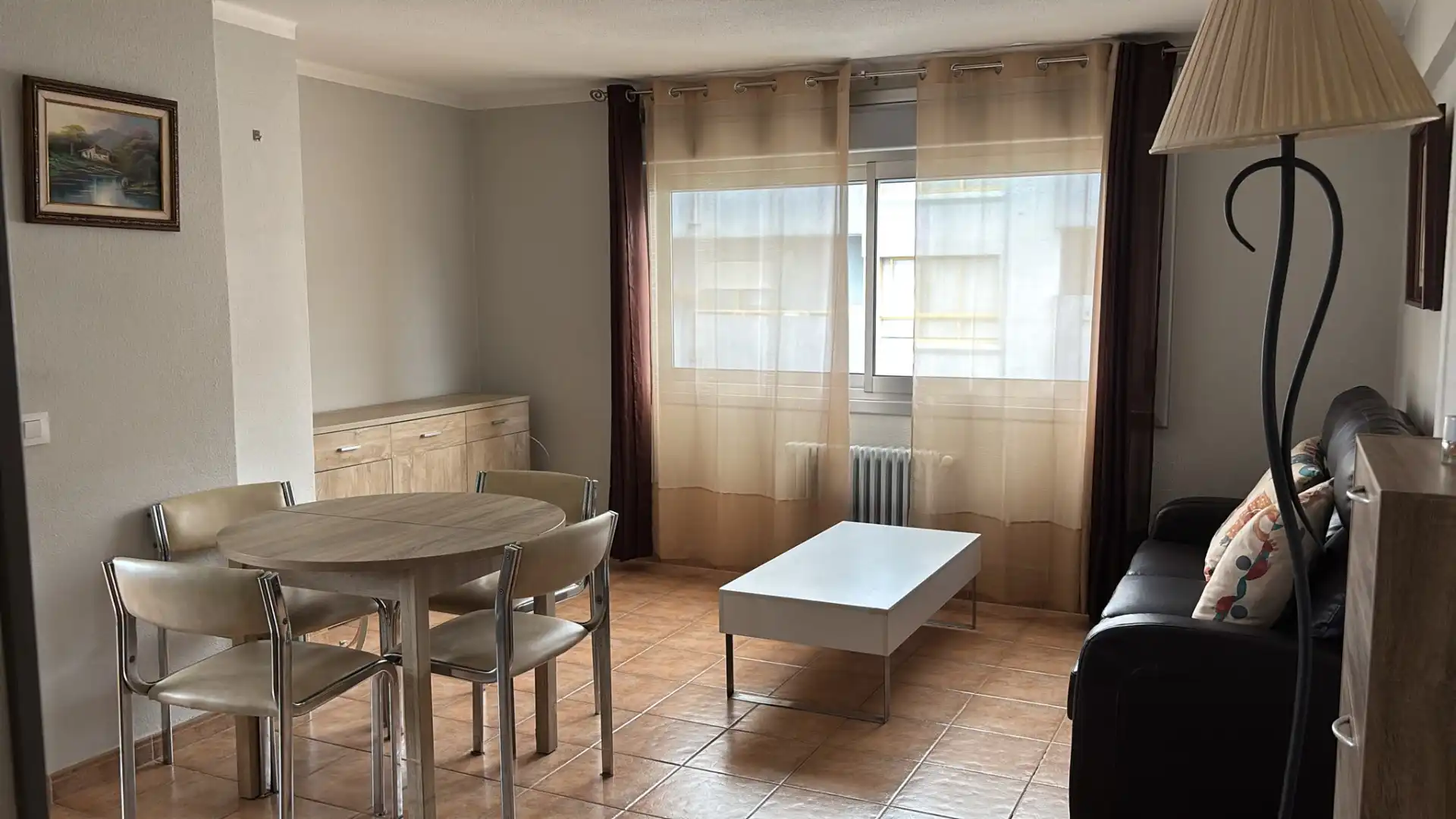 Sala d'estar de Apartament de lloguer en Vigo  amb Calefacció, Parquet i Moblat