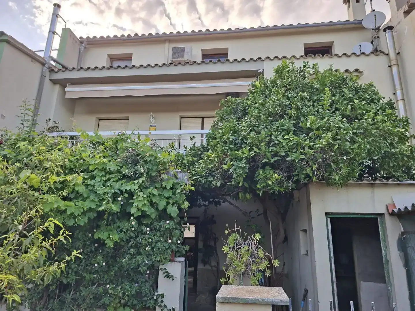 Vista exterior de Casa adosada en venda en Vilafant amb Aire condicionat i Balcó